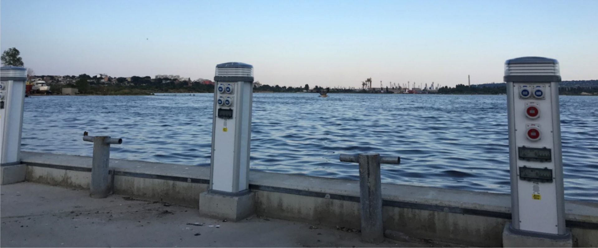 лодкостоянки със
слип за спускане на вода
на брега на варненското езеро